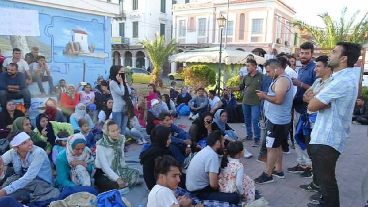Λέσβος: “Βράζουν” οι μετανάστες – Διανυκτέρευσαν διαμαρτυρόμενοι στην πλατεία Σαπφούς [vid]