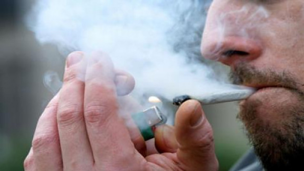 37χρονος “έστριψε” τσιγαριλίκι μέσα στο αστυνομικό τμήμα!