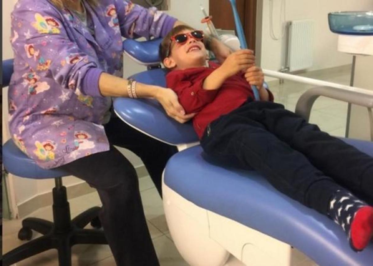 Ποιας ηθοποιού ο γιος είναι στον οδοντίατρο και χαμογελά;