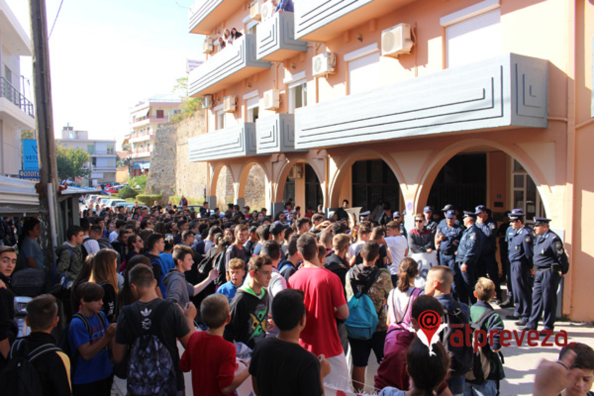 Πρέβεζα: Μαθητές “πολιόρκησαν” τον Υφυπουργό Παιδείας με πανό και συνθήματα! [vid]