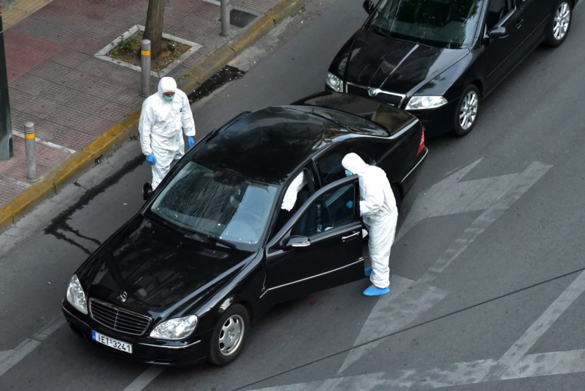 Το αυτοκίνητο στο οποίο επέβαινε ο Λουκάς Παπαδήμος την ημέρα της επίθεσης