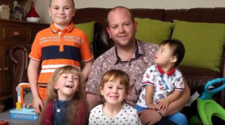 Συγκινητικός πατέρας υιοθέτησε 4 παιδιά με ειδικές ανάγκες