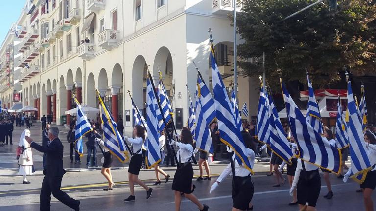 Θεσσαλονίκη: Η απουσία που σχολιάστηκε στη μαθητική παρέλαση – Οι σημαιοφόροι, τα σχολεία και τα στιγμιότυπα!