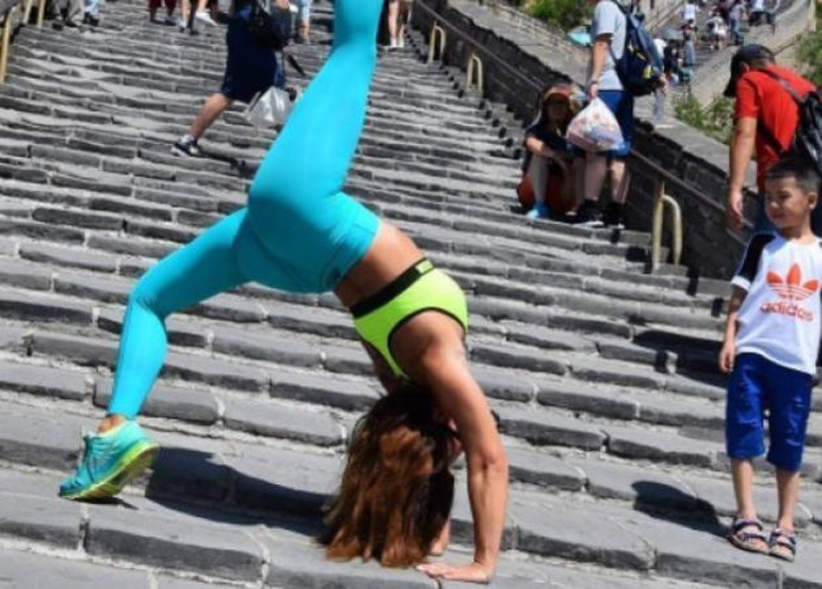 Ποια Eλληνίδα γυμνάστρια κάνει ασκήσεις το Σινικό Τείχος στην Κίνα; [pics,vid]