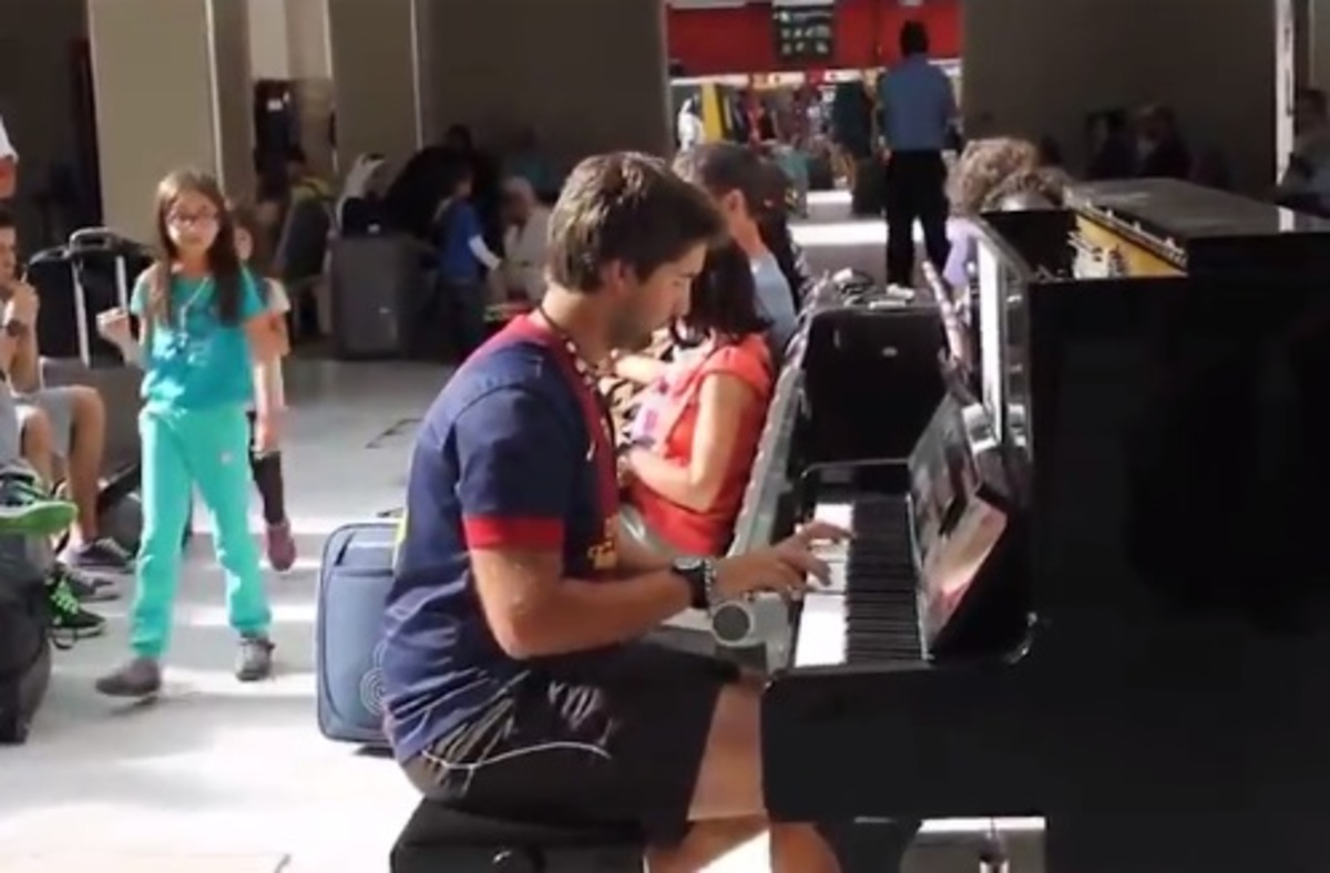 Δύο άγνωστοι παίζουν πιάνο στο αεροδρόμιο και… ιδού τι συνέβη! [vid]