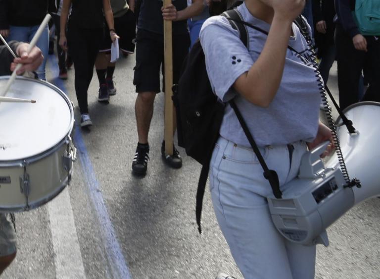Βόλος: Mαθητές έκαναν πορεία στους δρόμους της πόλης