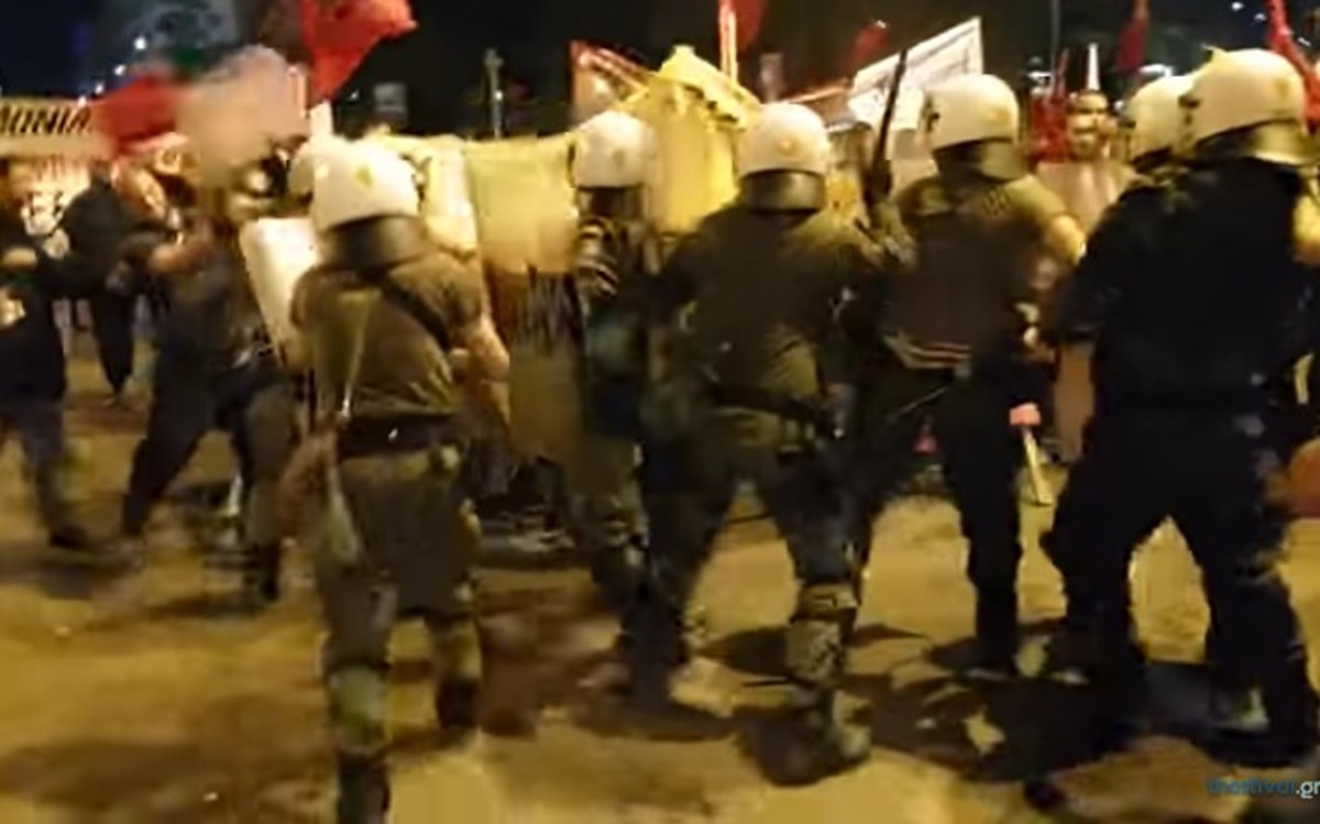 Άγριες συγκρούσεις διαδηλωτών – ΜΑΤ την ώρα της ομιλίας Τσίπρα! [vid]