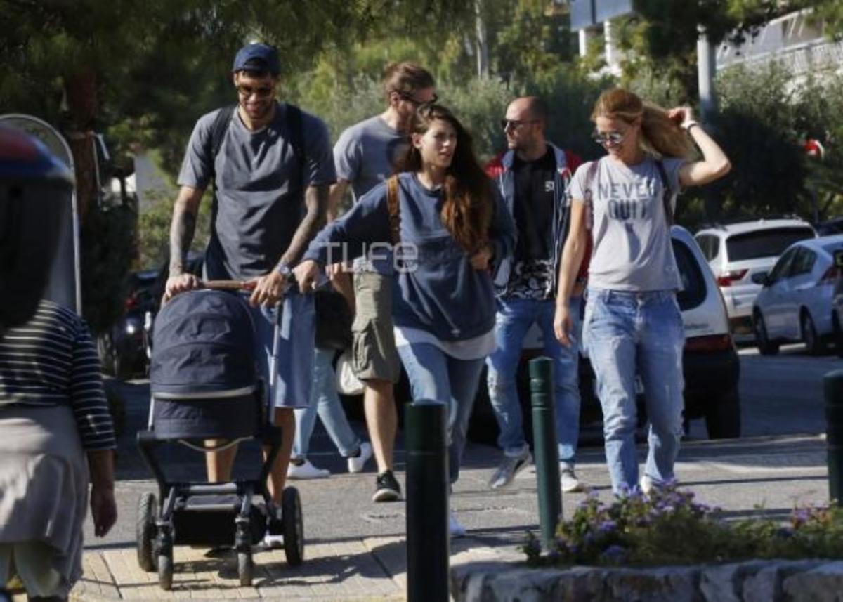 Γιώργος Πρίντεζης – Στέλλα Κωστοπούλου: Βόλτα με την νεογέννητη κόρη τους στην Γλυφάδα! [pics]