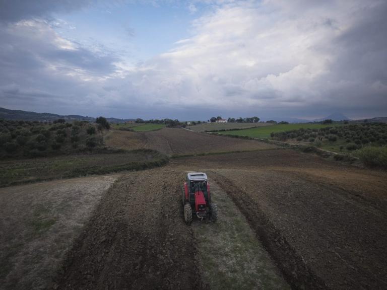 Κρήτη: Παραλίγο τραγωδία με αγρότη που καταπλακώθηκε από το τρακτέρ του