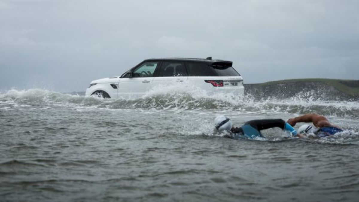 Το νέο Range Rover Sport βουτάει στη θάλασσα και συναγωνίζεται κολυμβητές! [vid]