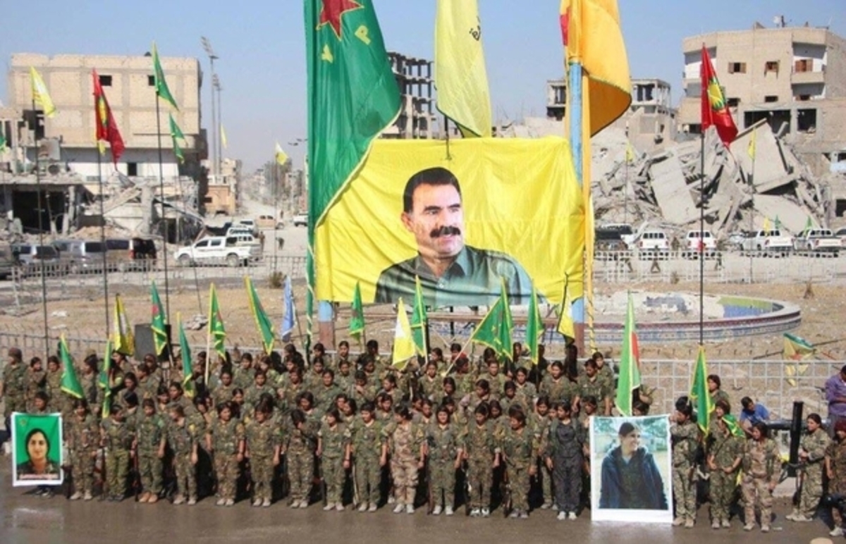 Τρέμει ο Ερντογάν! Σημαία με τον Οτσαλάν σήκωσαν οι Κούρδοι στην Ράκκα