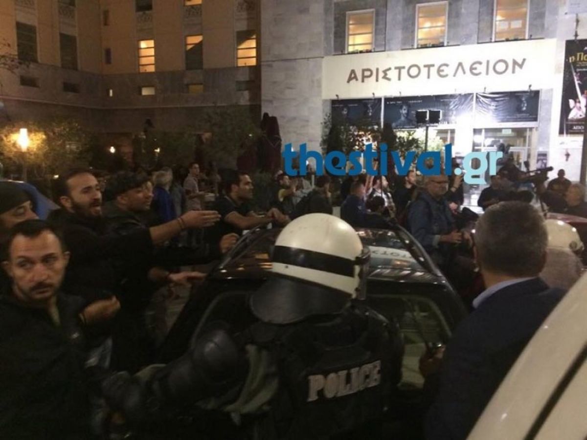 Θεσσαλονίκη: Νέα επεισόδια και προσαγωγές έξω από το θέατρο για την “Ώρα του Διαβόλου” [vid]