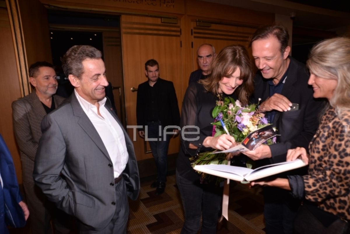 Carla Bruni: Υπέγραψε αυτόγραφα μετά τη συναυλία στο Παλλάς, έχοντας τον Nicolas Sarkozy στο πλευρό της!
