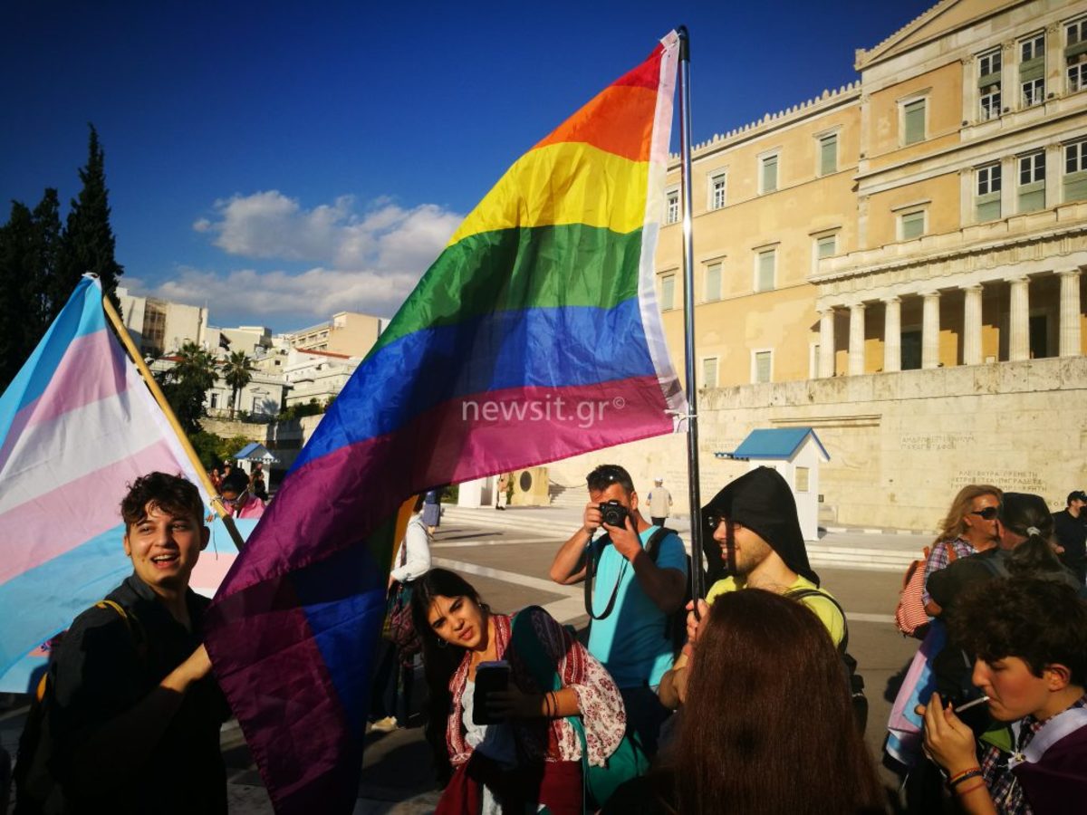 Ταυτότητα φύλου: Συγκέντρωση διεμφυλικών υπέρ του νομοσχεδίου – Έδωσαν το… “παρών” Ελένη Λουκά και πάτερ Κλεομένης