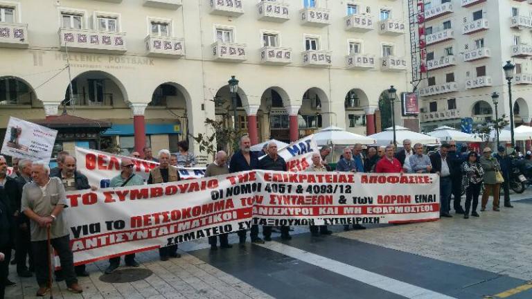 Θεσσαλονίκη: Οι συνταξιούχοι ξανά στους δρόμους – “Είμαστε εδώ γιατί δεν πάει άλλο” [pic, vids]