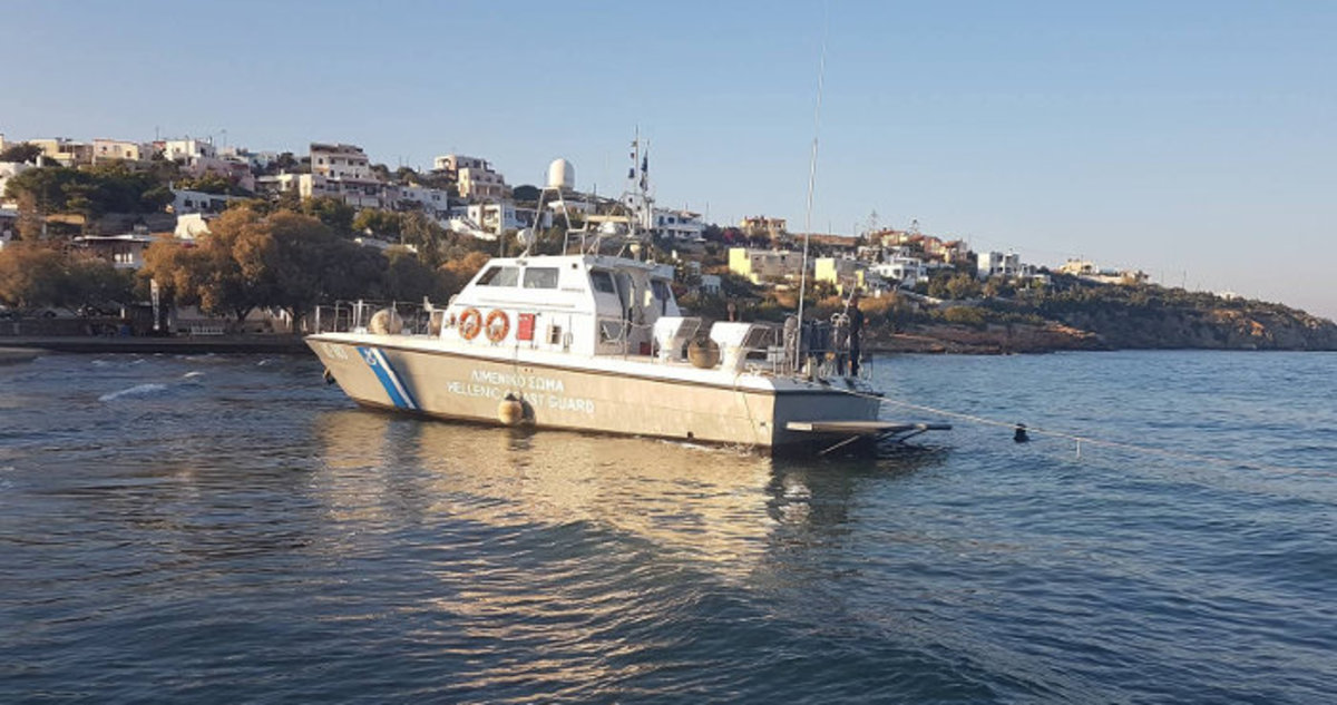 Σκάφος του Λιμεναρχείου Σύρου άρχισε να βάζει νερά [vid]