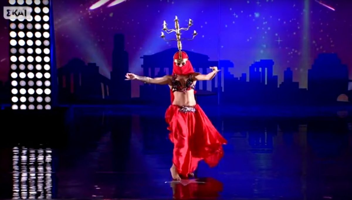 Ελλάδα έχεις ταλέντο: Χόρεψε με τον “πολυέλαιο” στο κεφάλι και τρέλανε τους κριτές! [vid]