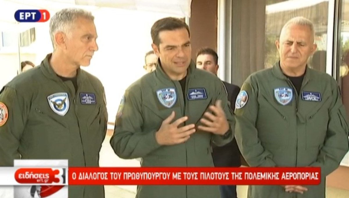 Ο Πρωθυπουργός με τους πιλότους της Πολεμικής Αεροπορίας