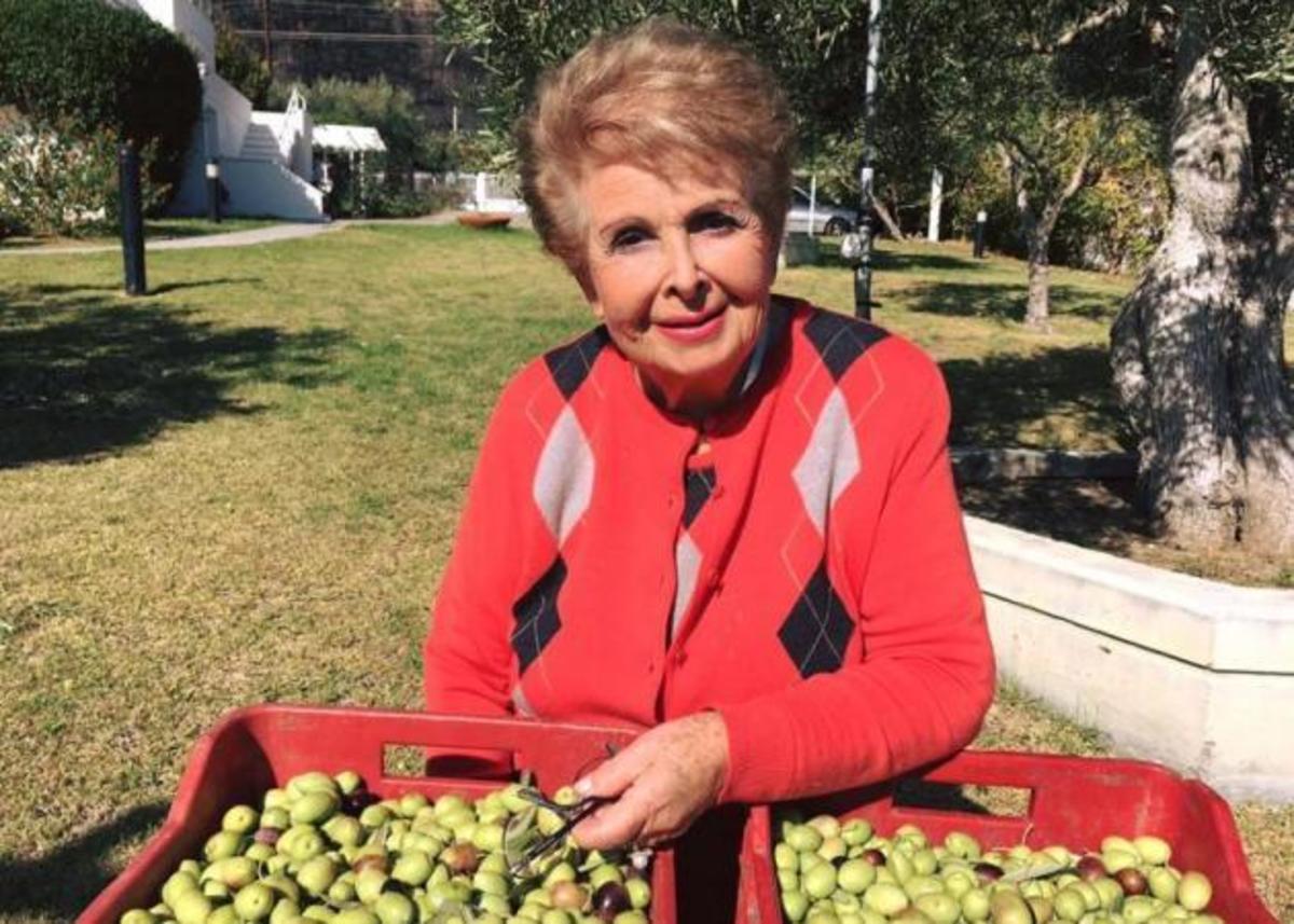 Μετά την Ελένη Μενεγάκη και η Βέφα Αλεξιάδου μαζεύει ελιές στο χωράφι! [pics]