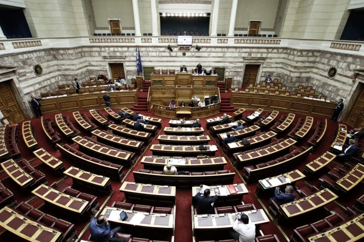 Ξεκίνησε η συζήτηση στην Βουλή για το κοινωνικό μέρισμα- “Πυρά” της αντιπολίτευσης για τη διαδικασία του κατεπείγοντος