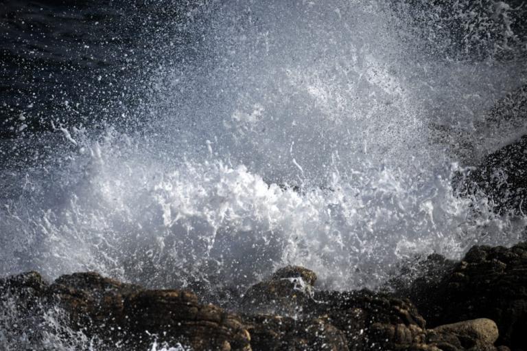 Μύκονος: Τα κύματα του πλοίου πέταξαν τη δασκάλα στα βράχια! 40 ράμματα μετά το πιο τρομακτικό μπάνιο της