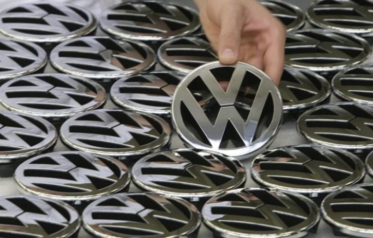 Η VW μειώνει το δίκτυο της για να πουλάει αυτοκίνητα μέσω internet