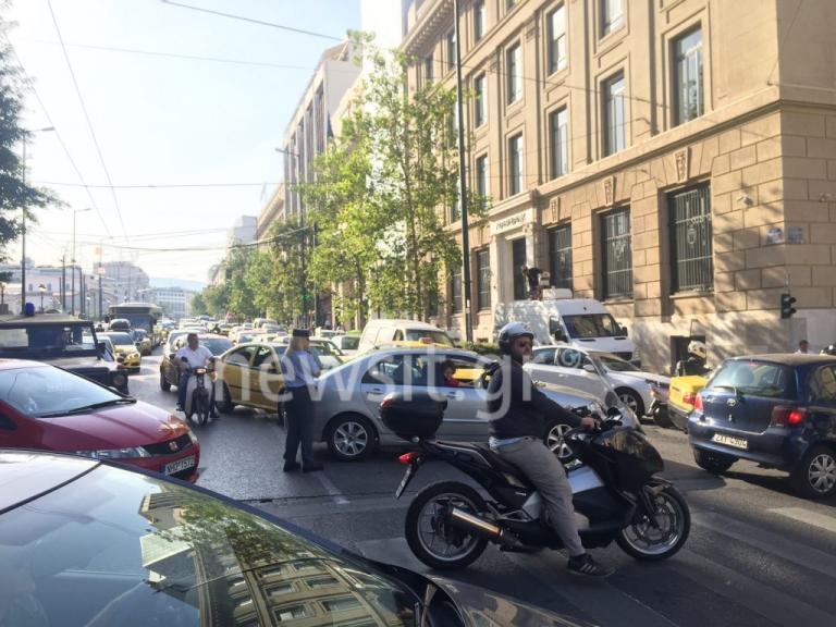 Χάος στο κέντρο της Αθήνας – Μπλοκαρισμένοι δρόμοι λόγω συγκέντρωσης