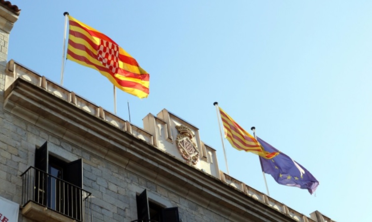 Καταλονία - Ανεξαρτησία: Άρχισαν τα πρώτα παρατράγουδα - Κατεβάζουν από παντού την ισπανική σημαία! Ζητωκραυγάζουν και χειροκροτούν [vids]