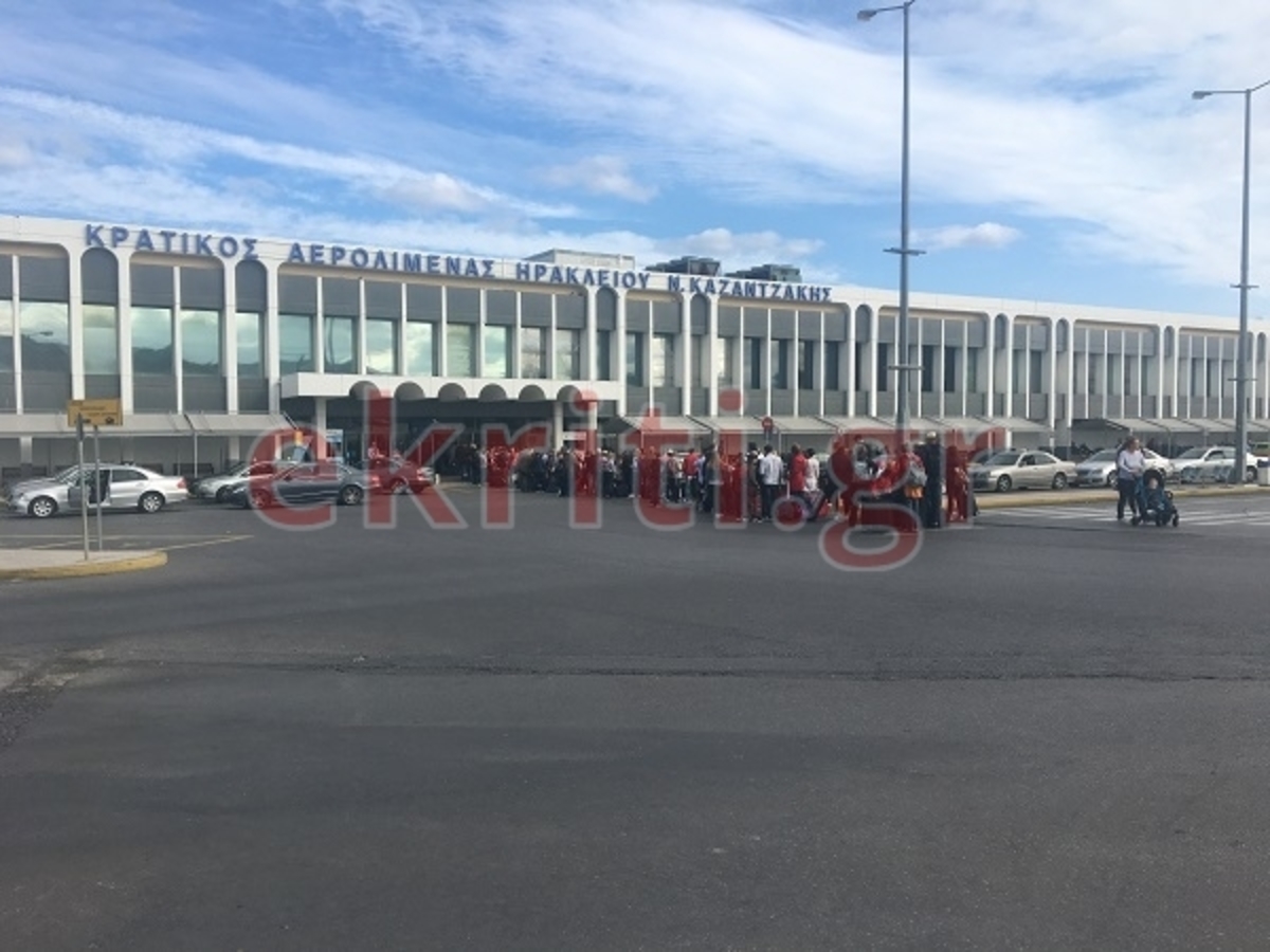Ηράκλειο: Ατελείωτες ουρές στο αεροδρόμιο – Οι εικόνες της απίστευτης ταλαιπωρίας για εκατοντάδες ταξιδιώτες [pics]