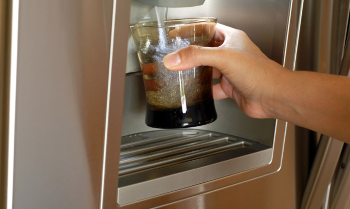 Κίνδυνος από τα παγάκια που φτιάχνει το ψυγείο – Τι πρέπει να ξέρετε!