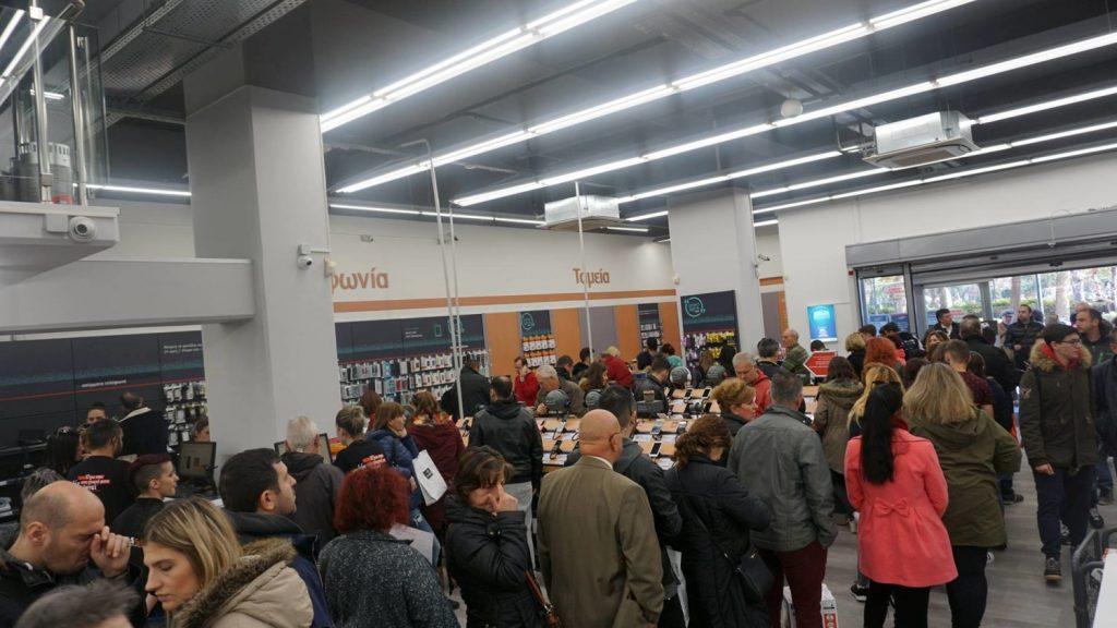 Λάρισα: Η Black Friday έφερε ουρές και εκπτώσεις 50% – Δύσκολη μέρα για τους ταμίες των καταστημάτων [pics]