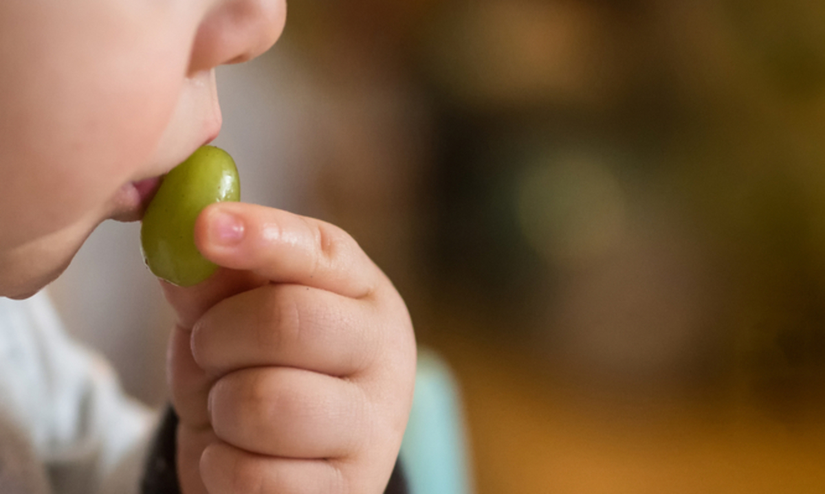 Ακτινογραφία-σοκ: Ο κίνδυνος για τα παιδιά αν τρώνε σταφύλι – Προσοχή!