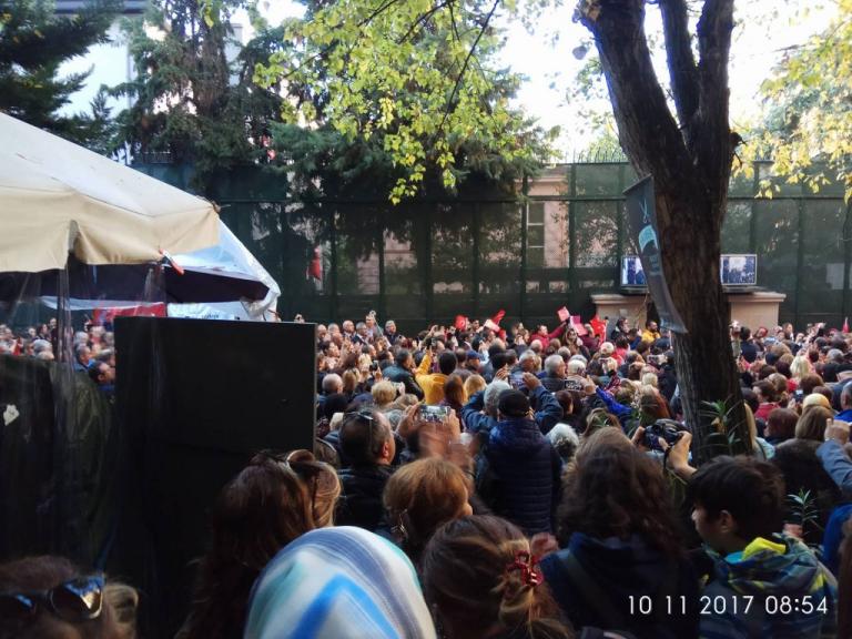 Θεσσαλονίκη: Κοσμοσυρροή στο τούρκικο προξενείο για την επέτειο θανάτου του Κεμάλ Ατατούρκ [pics]