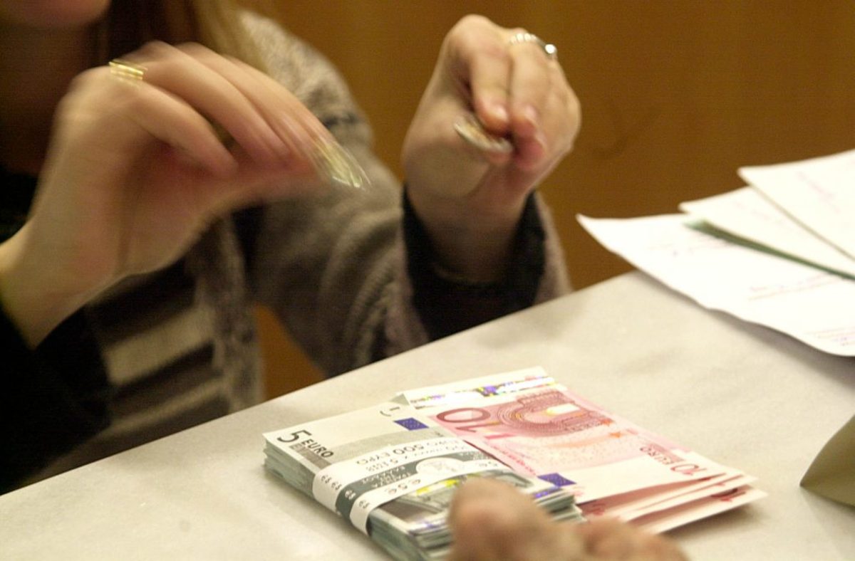 Αγρίνιο: Σκηνές απείρου κάλλους σε τράπεζα – Ο ταμίας πρόσεξε μια… βασική λεπτομέρεια!