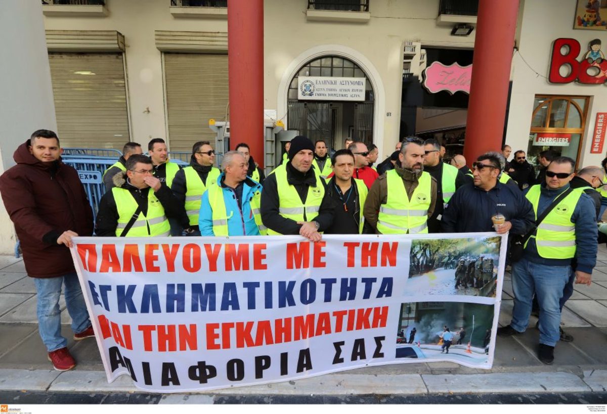 Θεσσαλονίκη: Αστυνομικοί στο δρόμο με πανό και συνθήματα – Οι εικόνες της διαμαρτυρίας και τα αιτήματα [pics, vids]