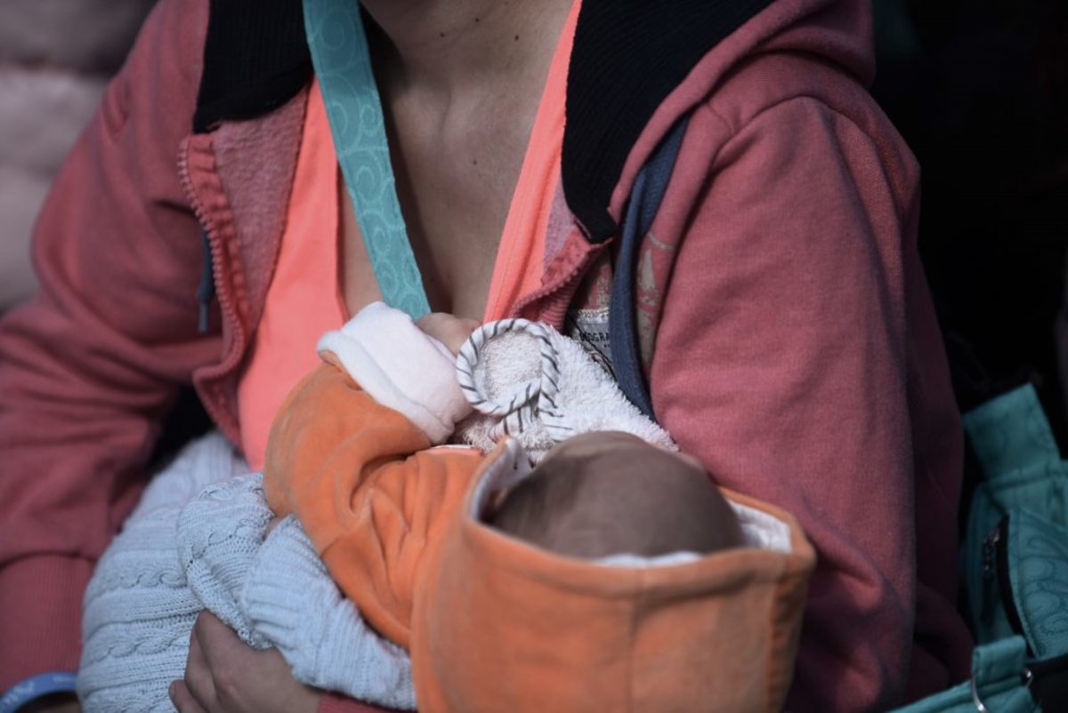 Ηράκλειο: Έβρισαν χυδαία μητέρα που θήλαζε δημόσια το μωρό της – Χαμός σε κεντρική πλατεία!