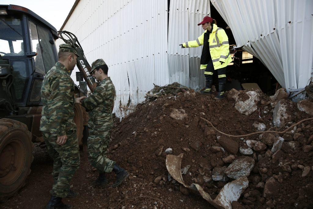 Λέσβος: Ο δήμος στέλνει βοήθεια στη Μάνδρα και τη Νέα Πέραμο – Φτάνουν 7 τόνοι εμφιαλωμένου νερού!