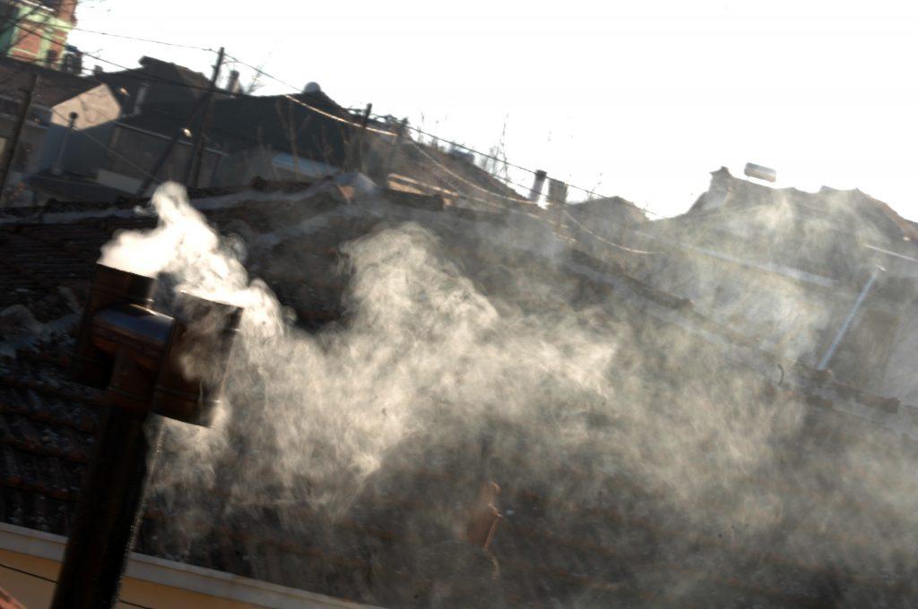 Βόλος: Στα ύψη η αιθαλομίχλη από τζάκια και ξυλόσομπες