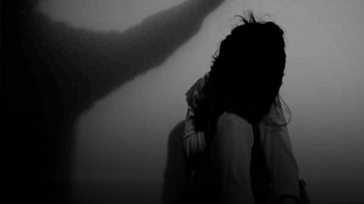 Άγριο ξύλο και απειλές – Βασανιστές των κοριτσιών μάνα και αδελφός