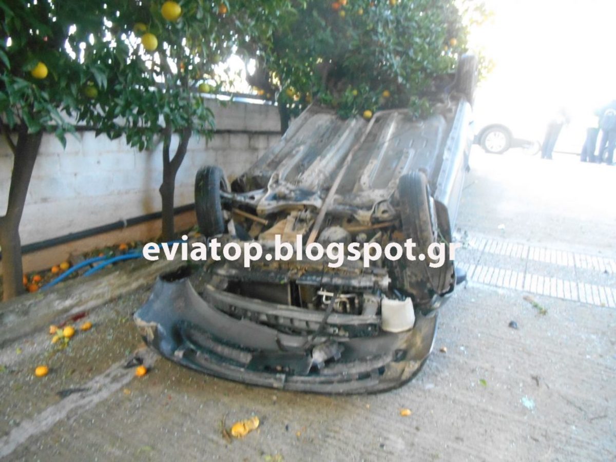 Χαλκίδα: Αυτοκίνητο κατέληξε σε αυλή σπιτιού μετά από απότομη στροφή – Οι εικόνες του τροχαίου [pics]