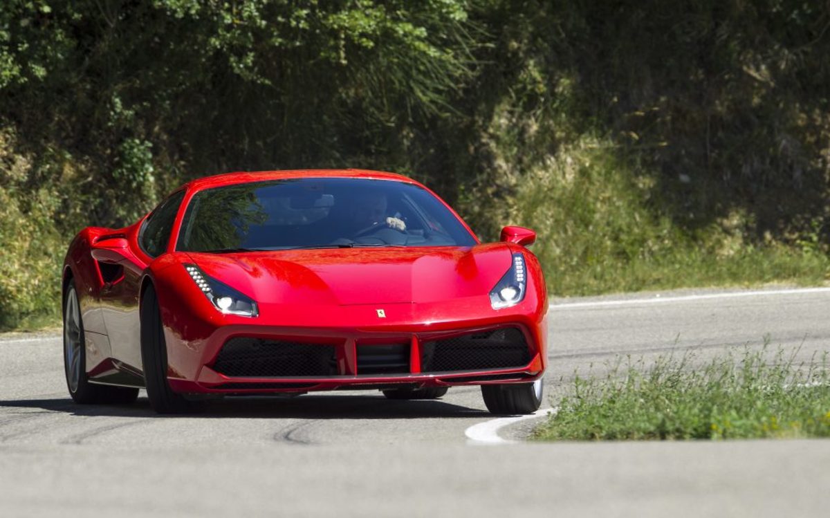 Γιορτάζουμε 70 χρόνια Ferrari στο τιμόνι της 488 GTB [vid]