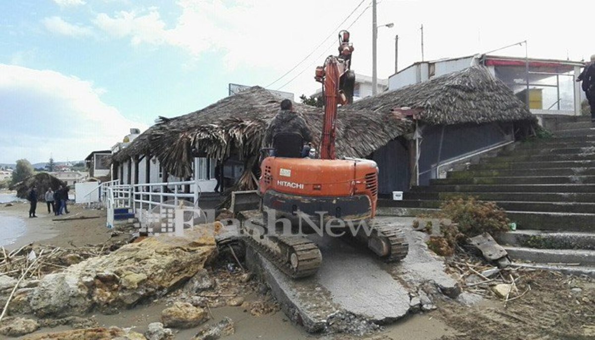 Χανιά: Κατεδαφίζονται δύο κτίσματα στον αιγιαλό