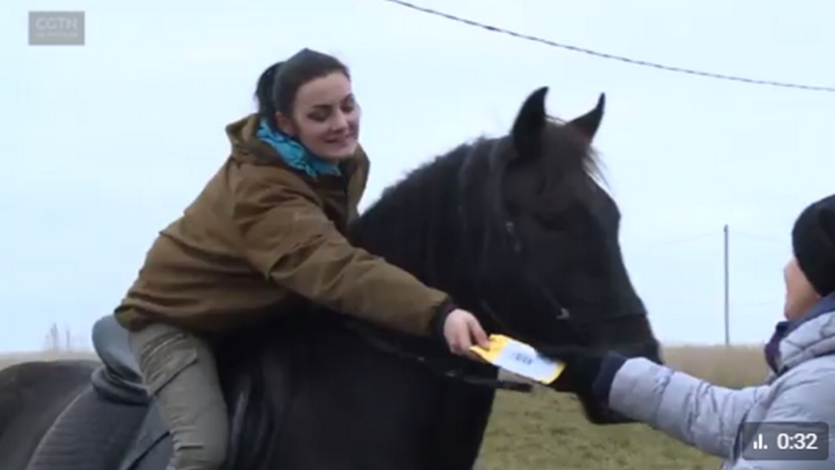 Ρωσίδα ταχυδρόμος κάνει διανομή με άλογο