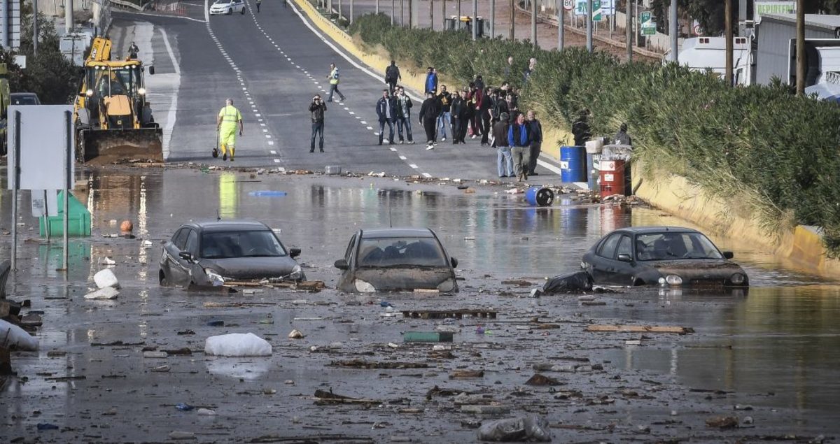 Μάνδρα: Πινγκ πονγκ πάνω απ’ τα φέρετρα!