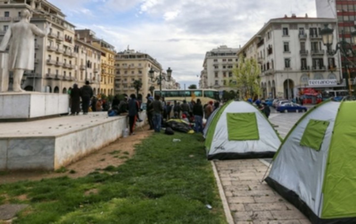 Θεσσαλονίκη: Πρόσφυγες ξεκινούν με τα πόδια από την πλατεία Αριστοτέλους για τα σύνορα [pic]