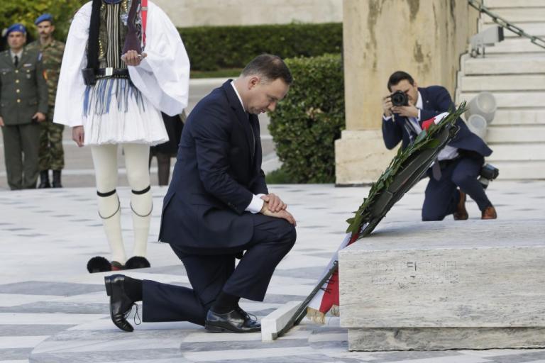 Γονάτισε στον Άγνωστο Στρατιώτη ο Πρόεδρος της Πολωνίας [pics]