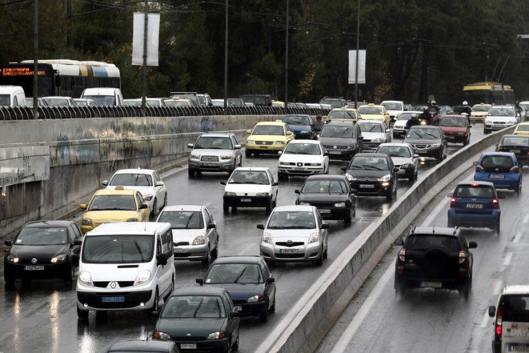 Προσοχή! "Πνίγονται" από αμάξια οι δρόμοι της Αττικής λόγω της βροχής! Δείτε σε ποιους δρόμους έχει την περισσότερη κίνηση