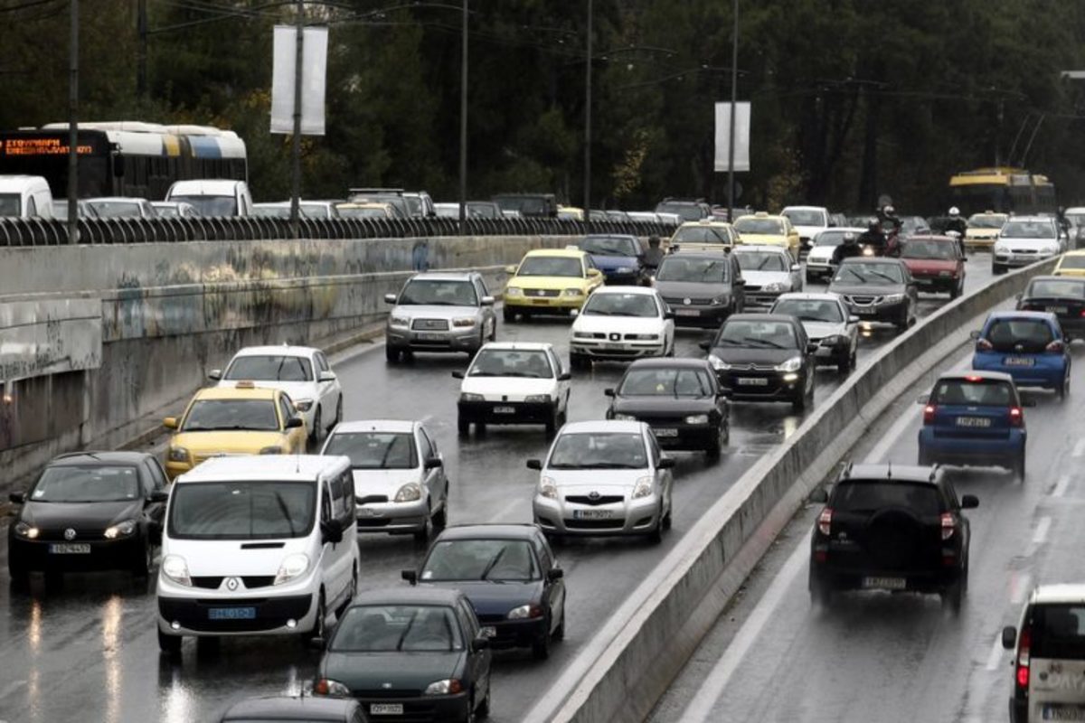 Καιρός: Αυξημένη κίνηση στους δρόμους της Αττικής λόγω της βροχής