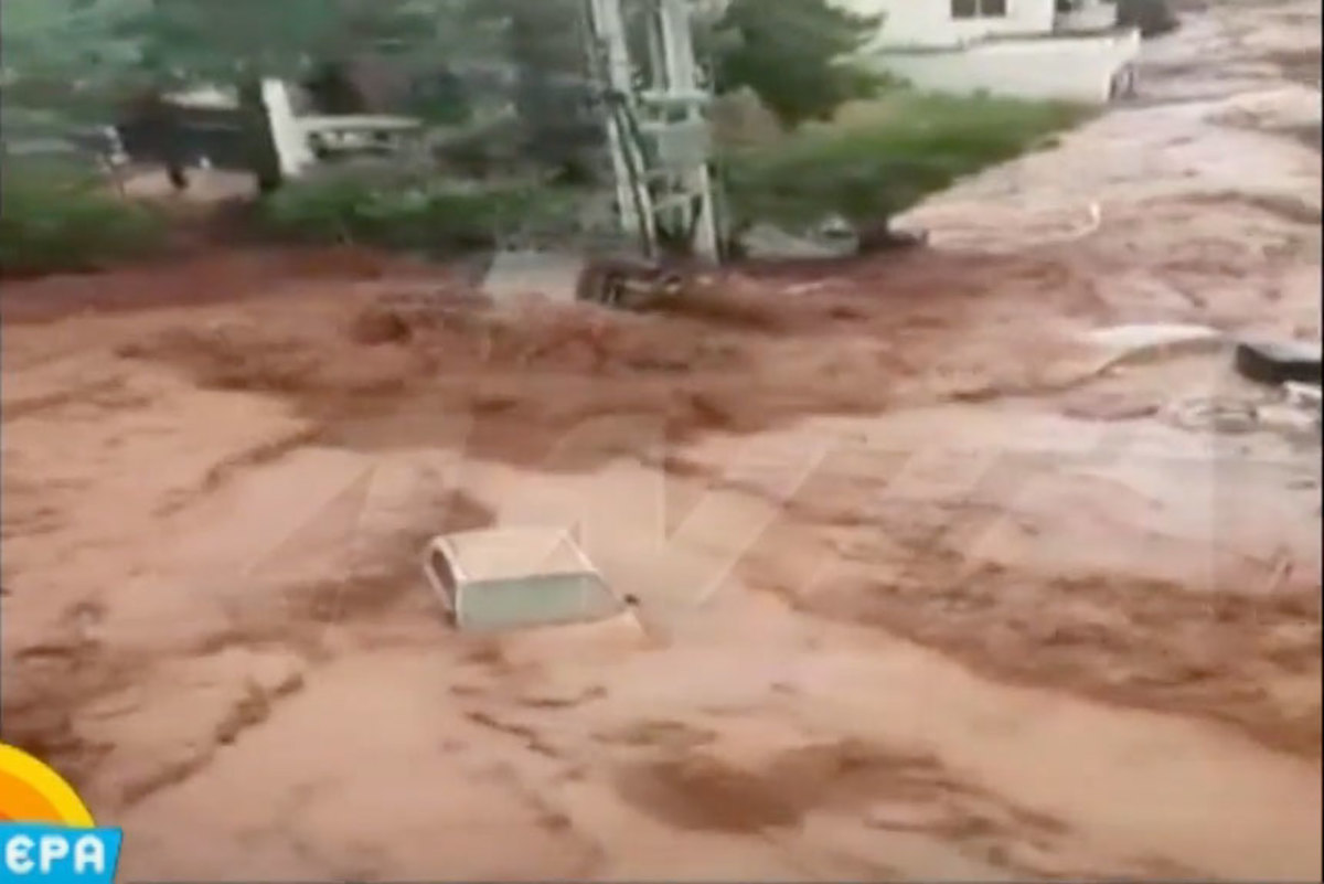 Αυτοκίνητο παρασύρθηκε από το χείμαρρο στη Νέα Πέραμο