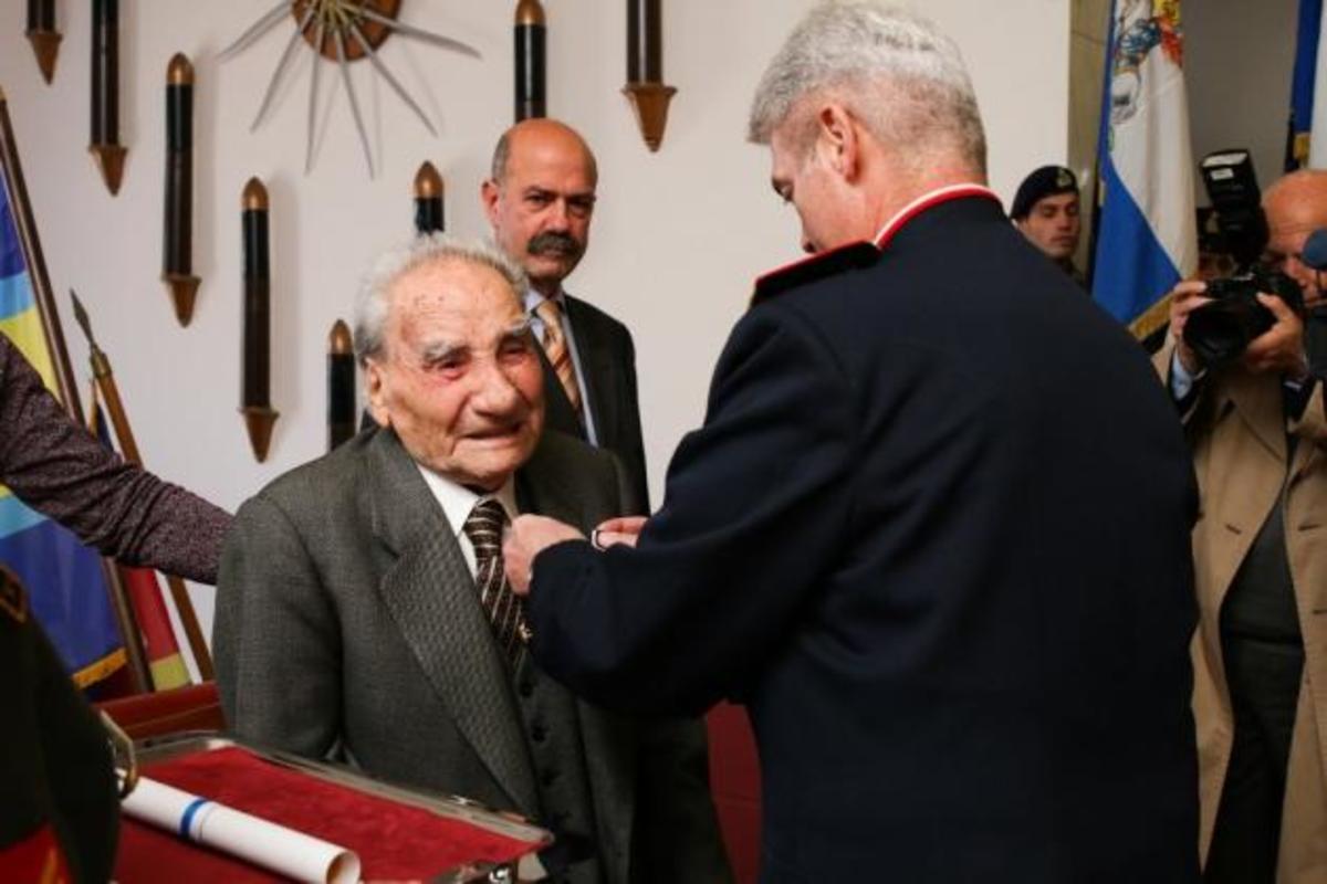 O Στρατός απένειμε μετάλλιο στον 103χρονο Έφεδρο Λοχία Αγαθονάκη Γιαννόπουλο! [pics]
